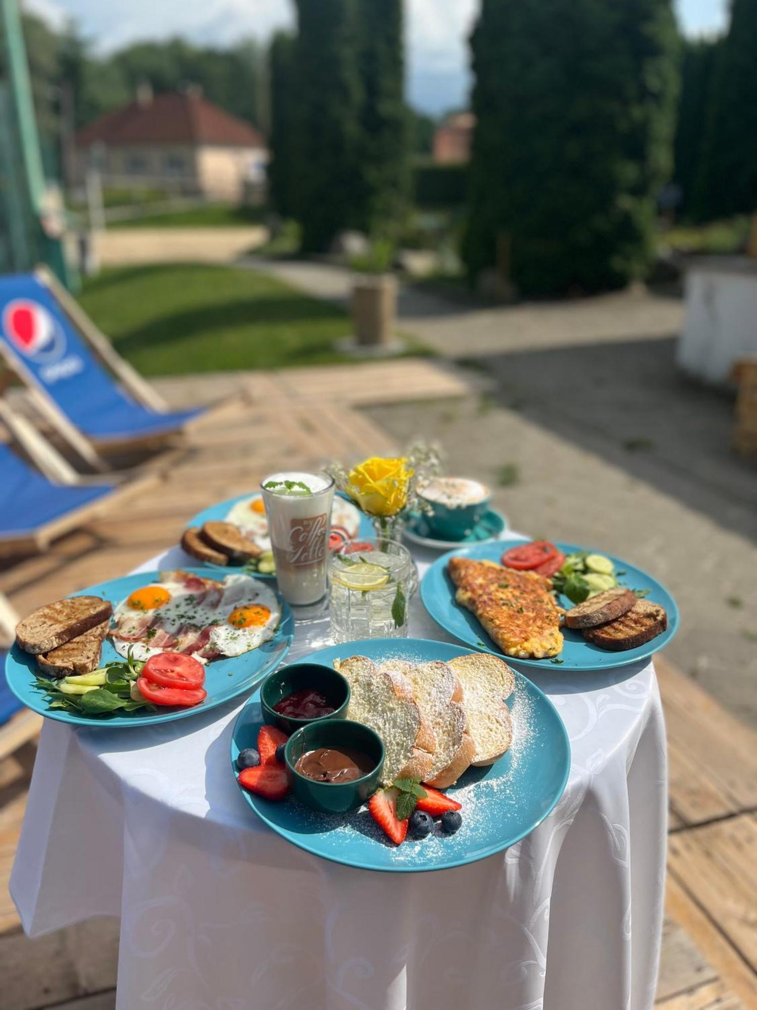 Raketa Residence, Restaurant & Hotel Прьевидза Экстерьер фото