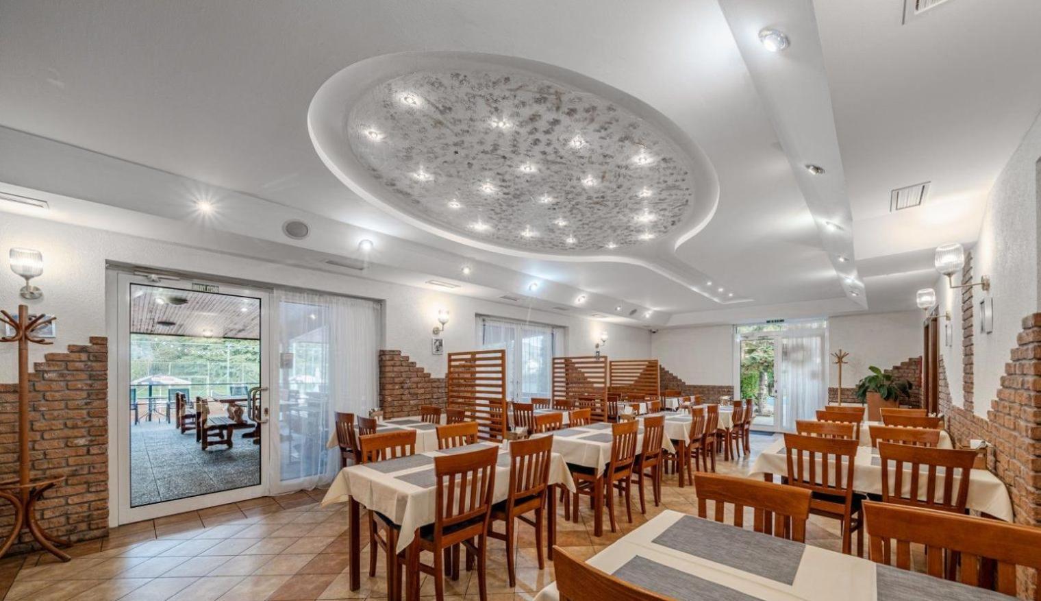 Raketa Residence, Restaurant & Hotel Прьевидза Экстерьер фото
