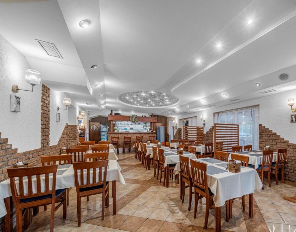 Raketa Residence, Restaurant & Hotel Прьевидза Экстерьер фото