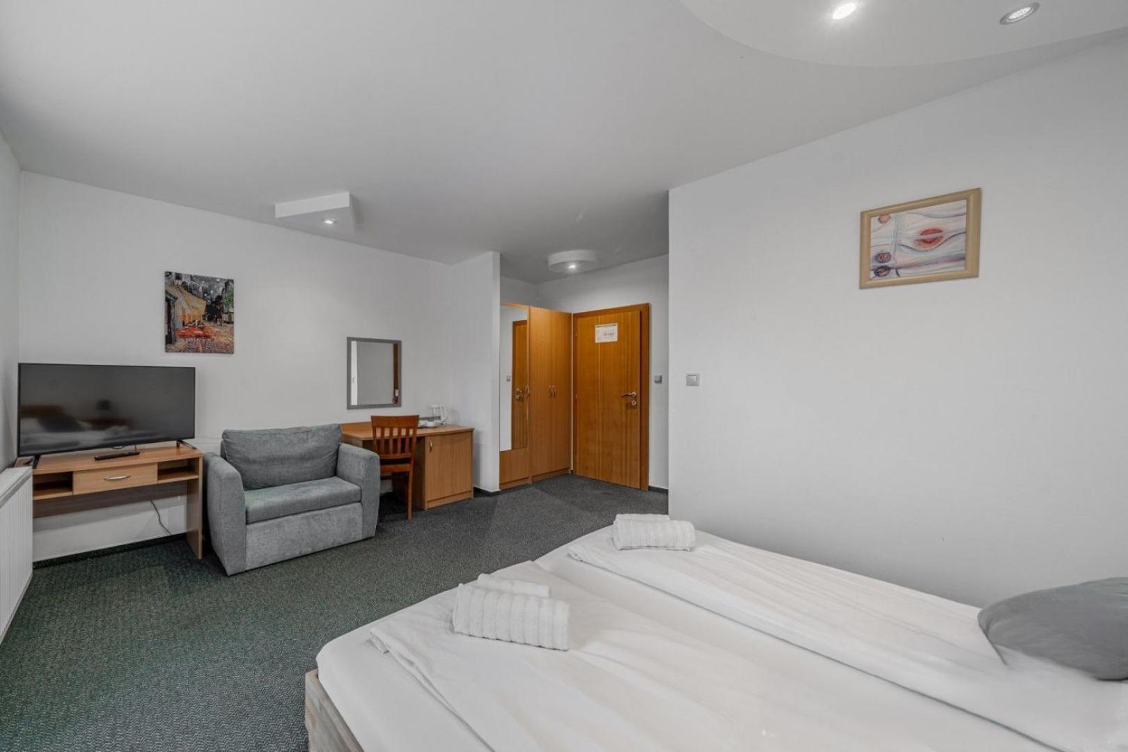 Raketa Residence, Restaurant & Hotel Прьевидза Экстерьер фото